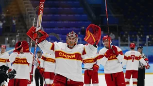 Die chinesischen Eishockey-Spieler bedanken sich nach der knappen 2:3-Niederlage gegen Deutschland bei den wenigen Zuschauern im Stadion