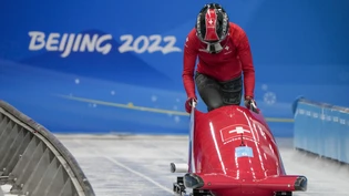 Anschieben alleine: Melanie Hasler startet in eine Trainingsfahrt im Eiskanal von Yanqing