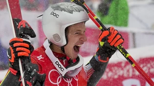 Marco Odermatt jubelt im Zielraum in Yanqing, nachdem er als Halbzeit-Leader zu Olympia-Gold im Riesenslalom gefahren ist