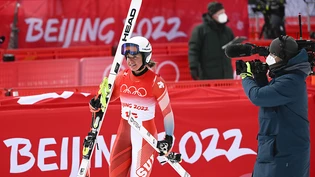 Corinne Suter strahlt im Zielraum nach ihrer perfekten Fahrt zu Olympia-Gold