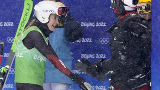 Frust: Fanny Smith diskutiert im Zielraum nach dem Rennen mit einem Offiziellen.