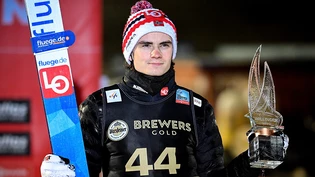 Der Olympiasieger Marius Lindvik, hier mit dem Siegerpokal von Willingen, stand auch in Oslo zuoberst auf dem Podest.