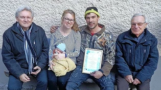 So werden Fridoline begrüsst: Die Delegation des Fridlibundes mit Fridolin Hauser (links) und Fritz Stüssi (rechts) begrüsst das 23 Tage alte Mitglied Fridolin Martin Schnyder. Die Eltern Marlène und Rolf Schnyder-Baur freuen sich darüber.