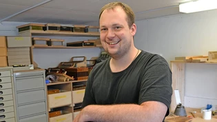 Aus Liebe zur Ländlermusik: Daniel Kaufmann repariert in seiner Werkstatt in Mühlehorn Schwyzerörgeli, wie jenes im Bild.