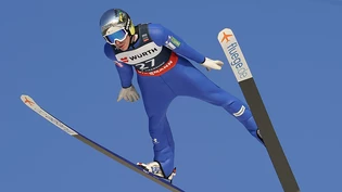 Die Skimarke kündet es bereits an: Timi Zajc fliegt in perfekter Haltung zu Top-Weiten.
