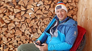 Blick aufs Handy: Menduri Kasper ist ein vielbeschäftigter Mann. 