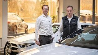 Sie geben gerne Auskunft: Dominik Rast (links) und Reto Pünchera von der Garage Milt in Glarus freuen sich auf viel Kundschaft am Wochenende.