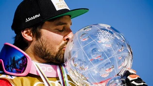 Ryan Regez küsst seine neuste Errungenschaft: die grosse Weltcup-Kristallkugel