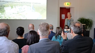 Den Moment festhalten: Einer der Zuhörer filmt das Referat der Bafu-Beamtin Andrea Burkhardt zur Eröffnung des CO₂-Kompetenzzentrums an der KVA Niederurnen.