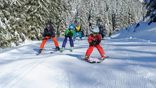 Kinder, so weit das Auge reicht: Braunwald macht als familienfreundlicher Ferienort seinem Namen alle Ehre.