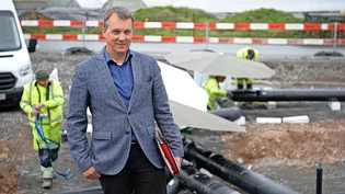 Mit innerem Feuer: Martin Zopfi plant den Wärmeverbund Glarus 2 für die Gegend rund ums Buchholz. Er präsentiert aber auch bereits laufende Arbeiten für ein weiteres Fernheizungsnetz im Feld und Erlen.