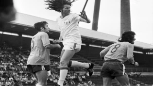 Hatte in seiner Karriere viele Höhenflüge: René Botteron (Mitte), hier im Jahr 1975, wird am «Legändä-Fäscht» des FC Glarus einer der prominenten Gäste sein.