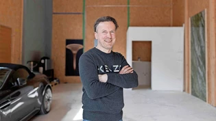 Der Innenausbau kommt noch: Jens Mak führt die «Glarner Nachrichten» in den Monolithen. Was dereinst hier entstehen soll, lässt sich allerdings erst erahnen. Bilder Sasi Subramaniam