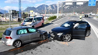 Frontalkollision: Eine Autofahrerin gerät auf die Gegenfahrbahn und kollidiert mit dem entgegenkommenden Auto.