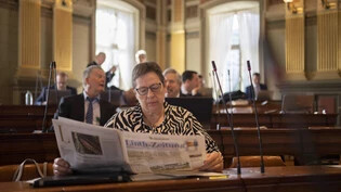 Pause im Kantonsrat: Hedy Fürer (SVP, Rapperswil-Jona) nutzt diese mit Zeitungslektüre.