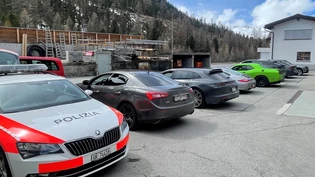 Das Patrouillenfahrzeug der Kantonspolizei Graubünden und die angehaltenen Sportwagen.