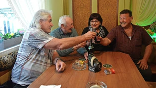 Denkt nicht ans Aufhören: Astrid Hausberger, Wirtin der «Krone» in Glarus, fühlt sich mit ihren Gästen nach wie vor wohl.