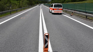 Schmerzvoll: Nach der Kollision mit einer Leitbake auf der Autostrasse A13 in Medels stürzte der Töfffahrer und zog sich Schürfwunden und Prellungen zu. 