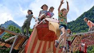 Mutprobe: Zweitklässlerinnen und Zweitklässler aus Mollis probieren den neuen Spielplatz bei der Lintharena aus.