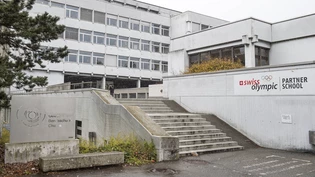 Die Gewerbeschule in Chur: Hier war am Donnerstagmorgen ein grosses Aufgebot der Kantonspolizei Graubünden und der Stadtpolizei Chur vor Ort.