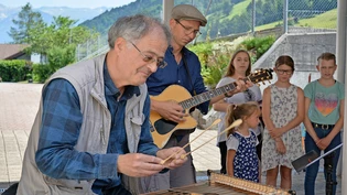Spielt an seiner eigenen Abschiedsfeier: Roli Schiltknecht (links) hinterlässt nach seiner Pensionierung eine Lücke an der Primarschule Hätzingen. 