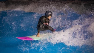 Im Element: Fabiana Klein zeigt im Oana in Ebikon, was sie auf dem Surfbrett kann.