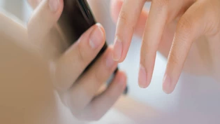 Schockanruf: Eine Person hat sich bei einem älteren Ehepaar als angebliche Mitarbeiterin einer Staatsanwaltschaft ausgegeben und das Ehepaar um mehrere Zehntausend Franken betrogen.