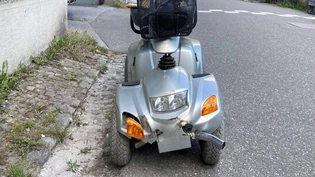 Nach Unfall: Der Elektrorollstuhl ist hinüber.