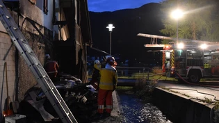 Im Einsatz: Die Feuerwehr Arosa rückte mit 26 Einsatzkräften zum Holzschuppen aus.