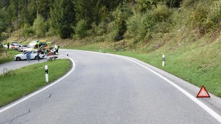 Beim Abbiegen: Der Töfffahrer wollte überholen, knallte dabei aber in die Seite des Autos.