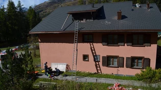 Abgestürzt: Als er über eine Leiter absteigen wollte, rutschte der Dachdecker aus, hielt sich kurz an der Dachrinne fest und fiel dann fünf Meter in die Tiefe.