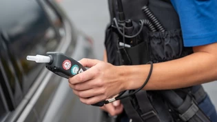 Parkmanöver geht schief: Nachdem ein Mann in Waltensburg/Vuorz mit seinem Auto in einen Baum gefahren war, musste er sich einer Blutprobe unterziehen.