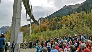 Zahlreiche Zuschauer: Am 15. Oktober wurde der neue Klettergarten an der Klosterser Sunnibergbrücke feierlich eröffnet.