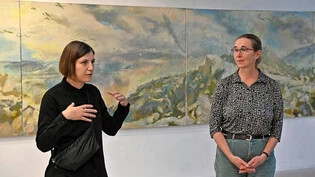 Lassen die Kunst für die Ukraine sprechen: die Kuratorinnen Natalia Matsenko (links) und Faye Bowling.