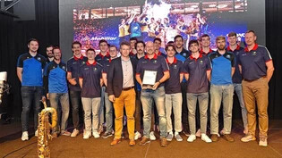 Ein Team, zwei grosse Siege: Die NLA-Volleyballer des TSV Jona erhalten den Sportpreis Elite für ihre Siege im Cup und Supercup 2021.