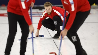 Yannick Schwaller verfolgt den Stein genau