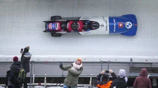 Eine Zuschauerin posiert vor dem Schweizer Bob mit Michael Vogt, Alain Knuser, Silvio Weber und Sandro Michel.