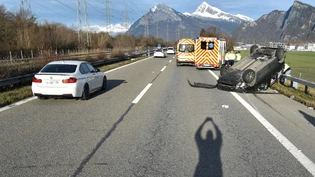 Auf dem Dach liegend: Weil ein schwarzer Kombi/Multivan zu langsam vom Pannenstreifen auf die Autobahn eingefahren ist, kam es folglich zu einer Auffahrkollision zwischen zwei beteiligten Fahrzeugen.