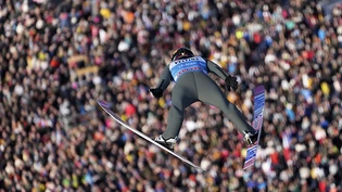 Halvor Egner Granerud fliegt den 20'000 Zuschauern entgegen.