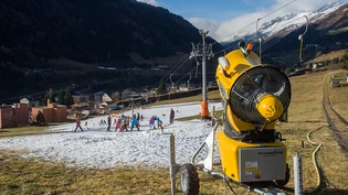 Insbesondere tiefergelegene Skigebiete sind wegen des Klimawandels zunehmend auf Schneekanonen angewiesen. (Archivbild)