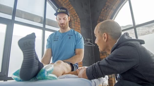 Verletzter Skicrosser im Physiotraining: Obwohl Olympia-Silbermedaillengewinner Alex Fiva die WM-Titelverteidigung verletzungsbedingt verpasst, soll die Karriere nicht so enden.