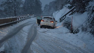 Bei Pany: Das Auto kam erst zum Stehen, als es in die Stützmauer prallte.