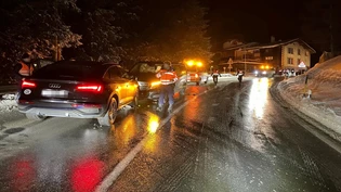 Zu weit nach links geraten: Durch die Frontalkollision verletzt sich eine Beifahrerin leicht.