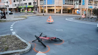 Sachschaden an beiden Fahrzeugen: Als ein Auto in den Kreisel einfuhr, kollidiert es mit einem Velofahrer, der sich bereits im Kreisel befand.