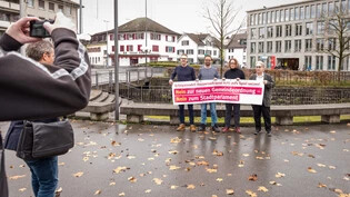Suchen den medialen Fokus: Die Köpfe hinter dem Nein-Komitee zum Stadtparlament von Rapperswil‑Jona erzeugen öffentlichen Wirbel. 