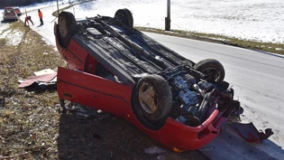 Grosser Sachschaden: Das Auto geriet rechts neben die Fahrbahn, prallte in einen Baumstrunk und kam auf dem Dach liegend am Strassenrand zum Stillstand.