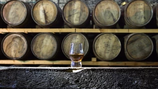 Pläne der schottischen Regionalregierung für ein weitreichendes Alkohol-Werbeverbot bedrohen nach Ansicht von Unternehmen die Tourismus- sowie die Whisky-Industrie. (Archivbild)