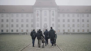 Trübe Aussichten: St. Galler Kantons-ratsmitglieder gehen in die Pfalz, um über drohende Millionendefizite im Staatshaushalt zu diskutieren.