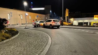 Kollision: Autofahrer übersieht anderes Auto im Kreisel.