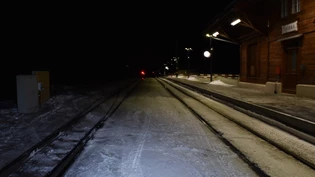 Vom Perron gerutscht: Nach einer Irrfahrt blieb ein Auto auf den Gleisen stecken. 